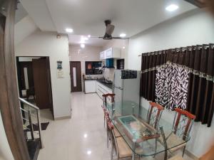 Kuchyň nebo kuchyňský kout v ubytování Luxurious 4BHK Bunglow