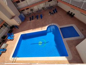 an overhead view of a swimming pool in a building at Apartamento OsMa in Bolnuevo