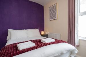 Fotografie z fotogalerie ubytování Stunning 5 bedroom home Wirral Birkenhead Sleeps 9- Free Parking-5G Internet v destinaci Birkenhead