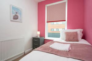 Fotografie z fotogalerie ubytování Stunning 5 bedroom home Wirral Birkenhead Sleeps 9- Free Parking-5G Internet v destinaci Birkenhead