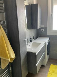 un baño con lavabo y espejo en Casa Dada, en Bassano del Grappa