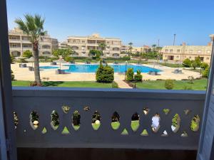 Kolam renang di atau dekat dengan Marseilia Family Stay - North Coast مرسيليا بيتش 2 الساحل الشمالي