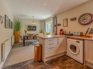 Η κουζίνα ή μικρή κουζίνα στο Charming Modern Retreat with Private Garden - Pass the Keys