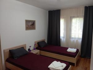 ein Schlafzimmer mit zwei Betten und einem Fenster in der Unterkunft Victoria's apartments -Marina Cape - Aheloy in Aheloy + 24 Fotos