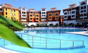 ein großer Pool mit Gebäuden im Hintergrund in der Unterkunft Victoria's apartments -Marina Cape - Aheloy in Aheloy