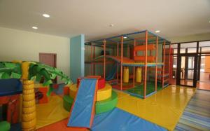 ein Kinderspielzimmer mit Rutsche und Spielplatz in der Unterkunft Victoria's apartments -Marina Cape - Aheloy in Aheloy