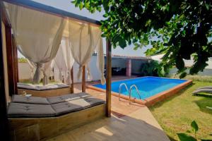 Bazén v ubytování Ema Holiday Home nebo v jeho okolí