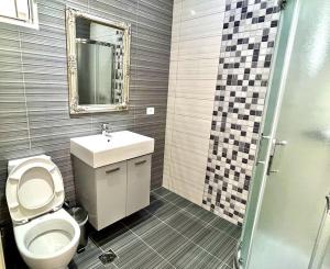 Koupelna v ubytování Filikouri Rooms