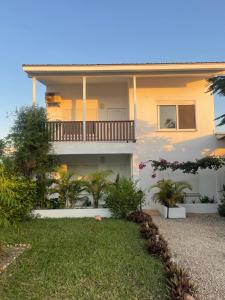 a house with a balcony and a yard at Nashu Three bedroom Townhouse in Dambani