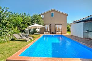 Bazén v ubytování Ema Holiday Home nebo v jeho okolí