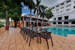 Bazén v ubytování Quality Inn Regency, Nashik nebo v jeho okolí