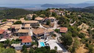 una vista aérea de un pueblo con casas en Villa Vista, en Asprogerakata