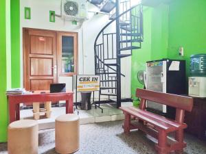 Kuchyň nebo kuchyňský kout v ubytování Happy Syariah Hotel near Jombor Mitra RedDoorz