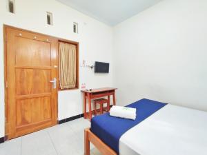 Postel nebo postele na pokoji v ubytování Happy Syariah Hotel near Jombor Mitra RedDoorz