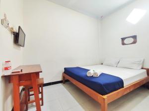 Postel nebo postele na pokoji v ubytování Happy Syariah Hotel near Jombor Mitra RedDoorz