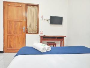 Postel nebo postele na pokoji v ubytování Happy Syariah Hotel near Jombor Mitra RedDoorz