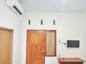 TV a/nebo společenská místnost v ubytování Happy Syariah Hotel near Jombor Mitra RedDoorz