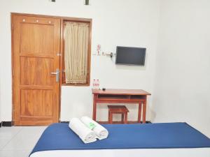 Postel nebo postele na pokoji v ubytování Happy Syariah Hotel near Jombor Mitra RedDoorz