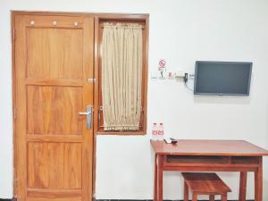 TV a/nebo společenská místnost v ubytování Happy Syariah Hotel near Jombor Mitra RedDoorz