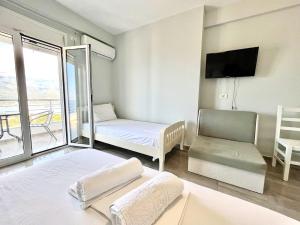 Postel nebo postele na pokoji v ubytování Filikouri Rooms