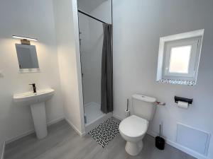 O baie la Studio B2 20m2 cosy 5min à pied des Gares +3 fotografii