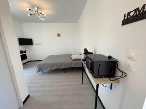 Un televizor și/sau centru de divertisment la Studio B2 20m2 cosy 5min à pied des Gares