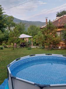 una piscina en el patio de una casa en Guest house Charodea, en Kipilovo