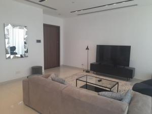 Μια τηλεόραση ή/και κέντρο ψυχαγωγίας στο 360 Building - City View 2 Bedroom Residence