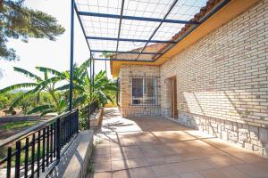 a brick building with a window and a fence at Villa con piscina y barbacoa para 13 personas cerca del metro in Valencia