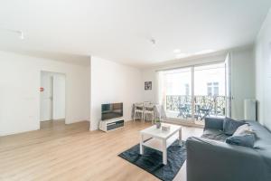 a living room with a couch and a tv at Le Montfleury - Appt poche de Paris in Sarcelles
