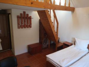 una camera con due letti e una scala in una stanza di Aterman's Cottages a Perşani