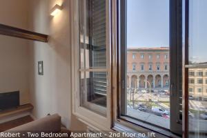 okno z widokiem na budynek w obiekcie Freedom Apartments by Mamo Florence we Florencji