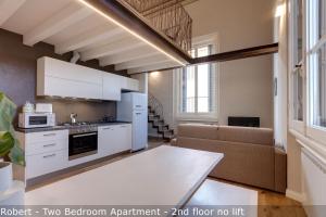 kuchnia z białymi urządzeniami i salon w obiekcie Freedom Apartments by Mamo Florence we Florencji +30 zdjęć