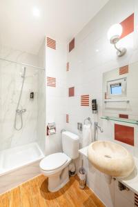 Bilik mandi di Hotel Barry