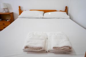 Кровать или кровати в номере The Mesaktis River Rooms 1