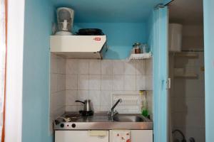 Кухня или мини-кухня в The Mesaktis River Rooms 1
