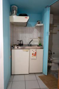 Кухня или мини-кухня в The Mesaktis River Rooms 1
