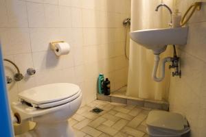 Ванная комната в The Mesaktis River Rooms 1 +32 фотографии