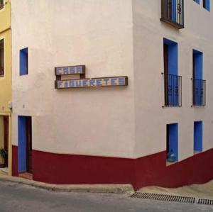 un edificio con un cartel en el costado en Casa Figueretes en Finestrat