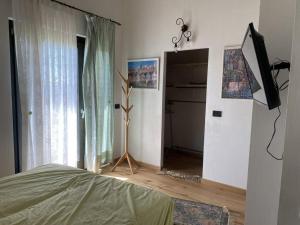 a bedroom with a plant in the corner of a room at Chalet San Martino in Cantalupa