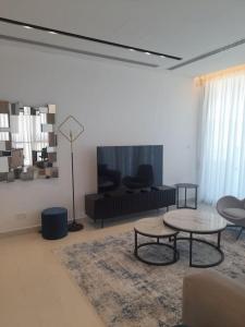 ein Wohnzimmer mit Sofa und Tisch in der Unterkunft 360 Nicosia-2 Bedroom City Tower in Nikosia + 1 Foto