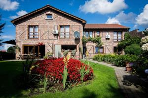 a house with a garden in front of it at Vakantiehuis De Stokerij in Oudenburg
