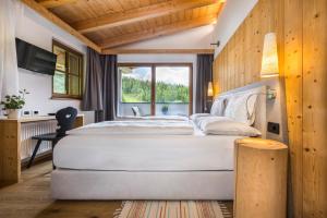 Postel nebo postele na pokoji v ubytování Alpine Hotel Gran Foda'