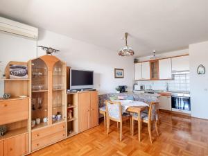 a kitchen and living room with a table and a couch at Apartmani Senka in Vrsar