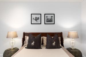 Central Southern Suburbs Leafy Village Neighbourhood في كيب تاون: غرفة نوم بسرير مع مصباحين +51 صورة