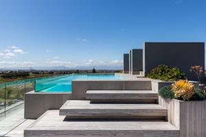 Central Southern Suburbs Leafy Village Neighbourhood في كيب تاون: حمام سباحة على سطح منزل