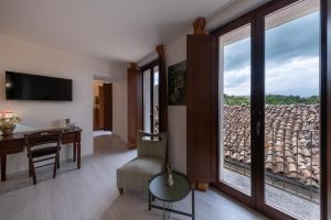 TV a/nebo společenská místnost v ubytování Albergo Diffuso Borgo La Terra