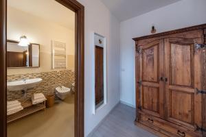 un bagno con lavandino, water e specchio di Albergo Diffuso Borgo La Terra a Riccia Altre 37 foto