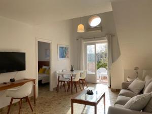 Fotografia z galérie ubytovania Appartement 6 avec deux chambres - LES SUITES DE ROBINSON - Résidence avec piscine en bord de Siagne, à Mandelieu-La-Napoule v destinácii Mandelieu La Napoule