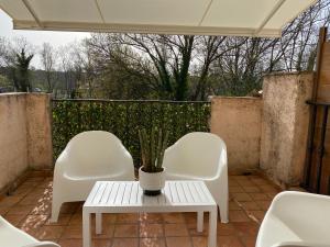 Fotografia z galérie ubytovania Appartement 6 avec deux chambres - LES SUITES DE ROBINSON - Résidence avec piscine en bord de Siagne, à Mandelieu-La-Napoule v destinácii Mandelieu La Napoule